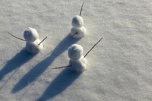 juegos en la nieve con la creación de varias figuras de muñecos de nieve foto