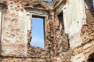 ruinas hechas de ladrillo rojo foto