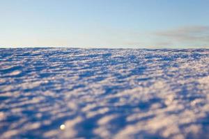 derivas irregulares de nieve blanca foto