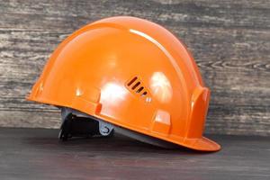 casco protector naranja foto