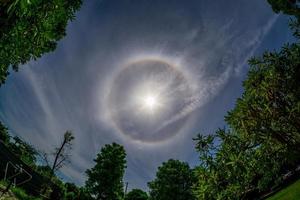 halo de sol en el cielo foto