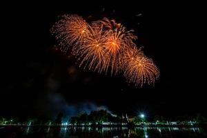 celebración de fuegos artificiales en el fondo oscuro foto