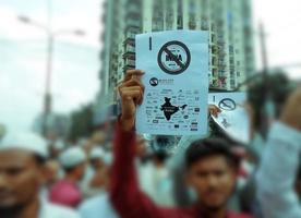 Dhaka, 10 de junio de 2022: manifestación musulmana de protesta que pide el boicot a los productos indios y denuncia a los líderes de BGP por sus comentarios sobre las caricaturas del profeta Mahoma. foto