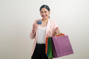 mujer asiática, tenencia, bolsa de compras, y, tarjeta de crédito foto