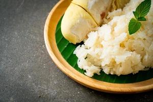 arroz pegajoso durian en un plato foto