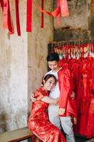 feliz joven pareja asiática en vestidos tradicionales chinos foto