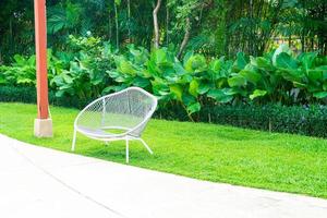 decoración de bancos en el parque del jardín foto