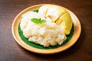 arroz pegajoso durian en un plato foto