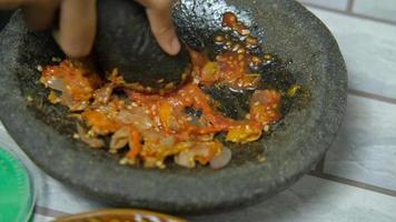 comida tradicional en indonesia, pasta de chile video