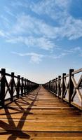 hermoso y antiguo puente de madera foto