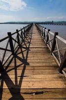 hermoso y antiguo puente de madera foto