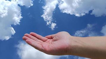 mano abierta fondo de cielo y nubes con trazado de recorte. foto