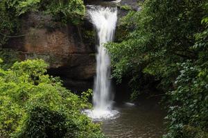 cascada en el gran bosque, hermosa en la naturaleza. foto