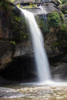 una cascada natural en un gran bosque en medio de una hermosa naturaleza. foto