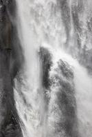 una cascada natural en un gran bosque en medio de una hermosa naturaleza. foto