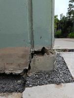 edificio de hormigón agrietado o pared de cemento de pilar rota en el exterior efecto con terremoto foto