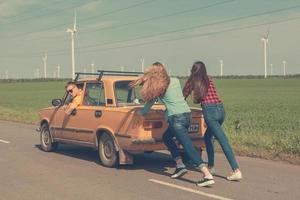 jóvenes amigos hipster en viaje por carretera en un coche foto