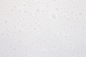 gota de agua sobre la superficie blanca como fondo foto
