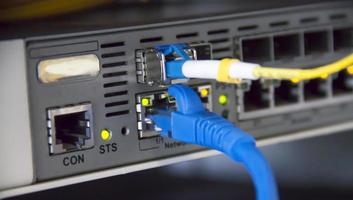 cables de red conectados en conmutadores de red foto