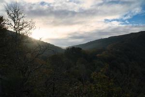 amanecer sobre las montañas del pequeño bucle saar foto