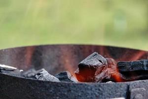 parrilla de carbón en llamas al precalentar foto