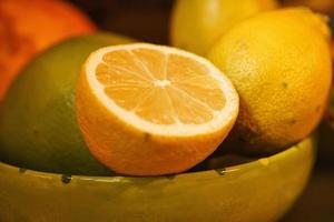 un charle con frutas cítricas, incluyendo toronjas y limones foto