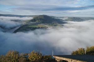 niebla que sube en las montañas del pequeño bucle saar foto