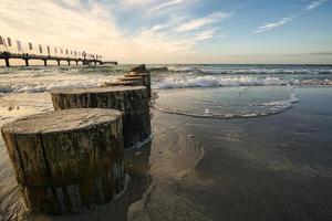 en la costa del mar báltico en zingst. el muelle y los espigones que se adentran en el agua. foto