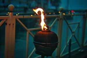 lámpara de aceite ardiendo junto al agua en un estado de ánimo relajado en blavand foto