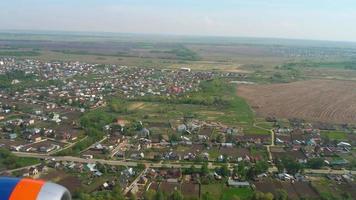 das flugzeug, das vor der landung des flughafens von kazan, russische föderation absteigt. video