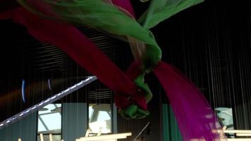 simulateur de processus atmosphériques tissu de mousseline de soie dans des jets d'air video