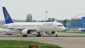 almaty, kazachstan 4 mei 2019 - civiel vliegtuig Boeing 757, p4 gas of air astana rijdt op de luchthaven van almaty, kazachstan. toerisme en reisconcept video