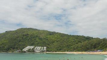 timelapse del paesaggio. vista panoramica della spiaggia di nai harn, phuket, tailandia video