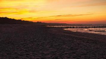 puesta de sol en la playa del mar báltico en zingst foto