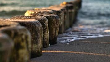 el mar báltico a través del mar hasta el horizonte al atardecer. estado de ánimo romántico foto