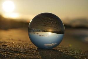 globo de cristal en la playa del mar báltico en zingst en el que se representa el paisaje. foto