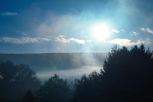 amanecer con niebla en las primeras horas de la mañana. atmósfera mística foto