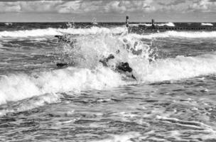 en la playa del mar báltico con nubes, dunas, playa y eso en blanco y negro foto