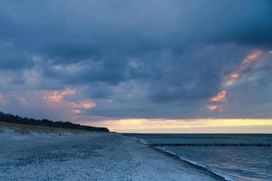puesta de sol en el mar báltico. mar, frijol colores fuertes. vacaciones en la playa. paisaje foto