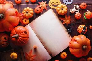 feliz concepto de decoración de halloween y vista superior del libro con espacio de copia foto
