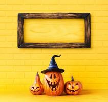 feliz concepto de decoración de halloween y marco en la pared de bloques de ladrillo con espacio de copia foto