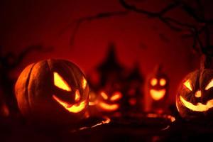 calabazas de halloween de bosque y castillo espeluznantes nocturnos foto
