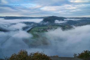 niebla que sube en las montañas del pequeño bucle saar foto