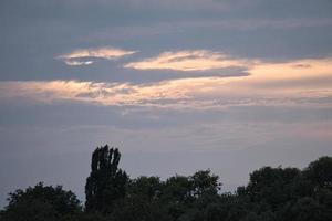 puesta de sol en las afueras de berlín. el cielo parece arder foto