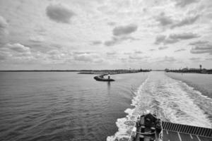 salida del puerto de rostock. mirando hacia atrás a warnemuende desde el barco que navega hacia suecia foto