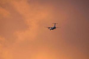 avión en el cielo de la tarde en el horizonte luminoso. foto