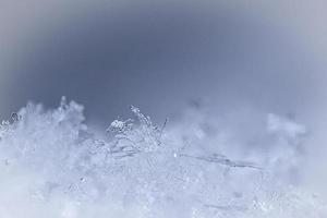 copo de nieve y cristal de hielo en la nieve. mostrado individualmente. ambiente de invierno foto