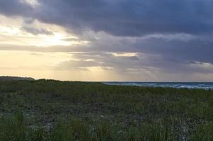 vistas de las dunas al mar Báltico al atardecer foto