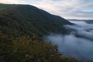 niebla que sube en las montañas del pequeño bucle saar foto