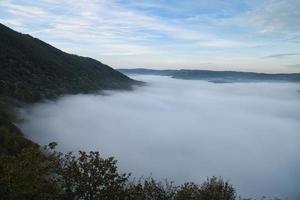 niebla que sube en las montañas del pequeño bucle saar foto